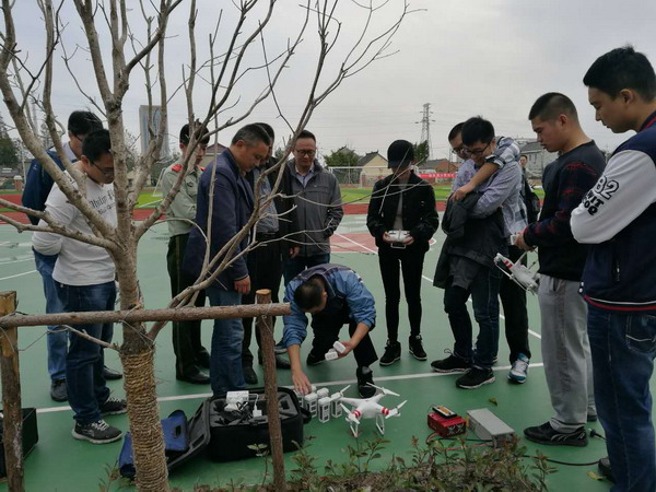 现场直播：航模班学员训练忙