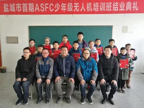 全市50多名小朋友顺利通过首批少年级无人机飞行员考试